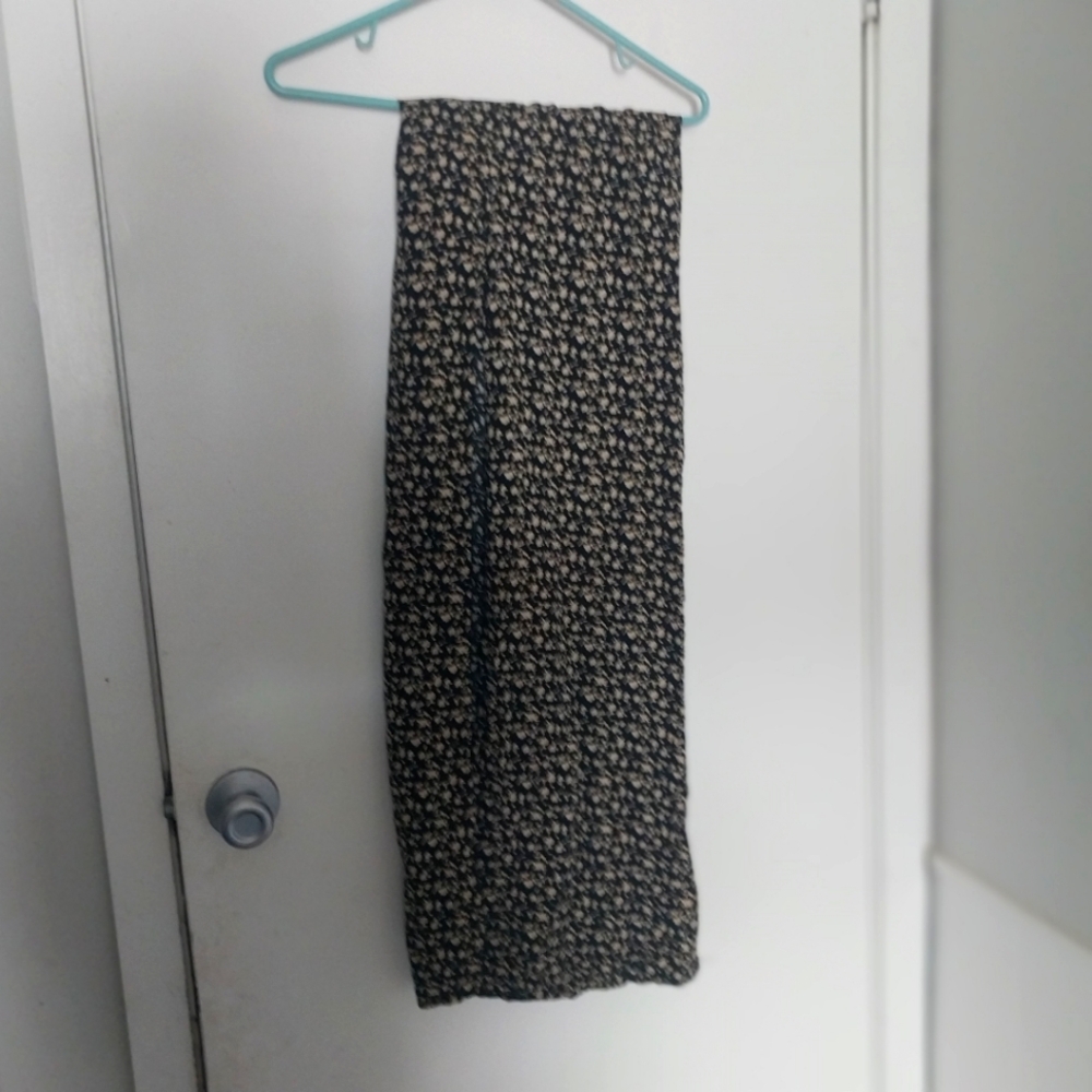 Blu Pepper Vintage Black and Cream Floral Scarf L is Size